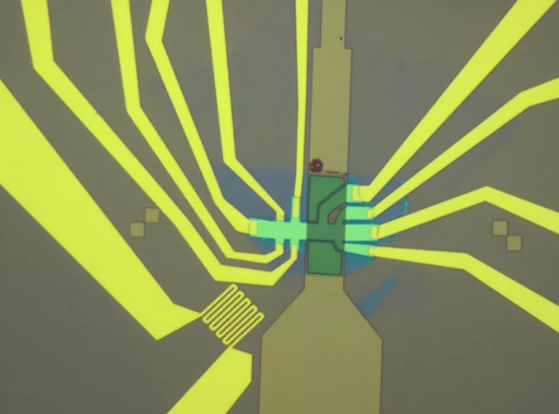 不是后浪是海啸：麻省理工95后曹原领衔，“魔角石墨烯”再度Nature两连发