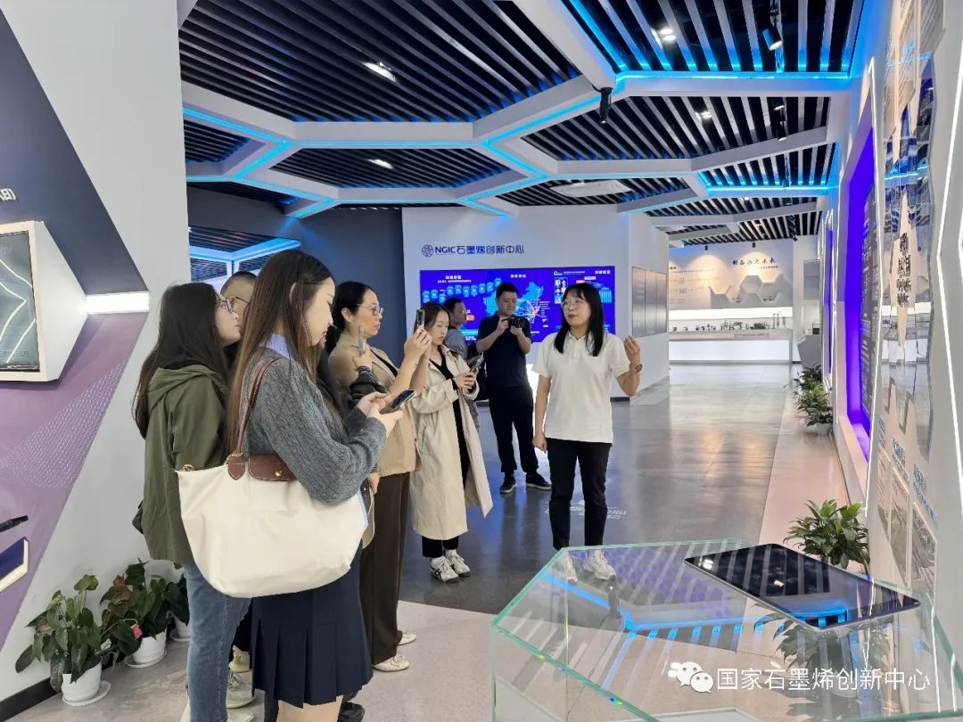 国家石墨烯创新中心受邀参加2023世界数字经济大会专题研讨并迎来数字经济产业巴士行
