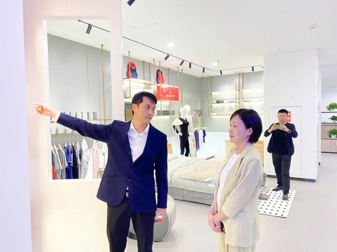 上海普陀区委副书记周艳一行赴高烯科技走访调研