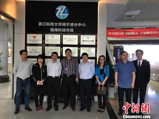 2017春拍镇海专场现场。　胡哲斐 摄