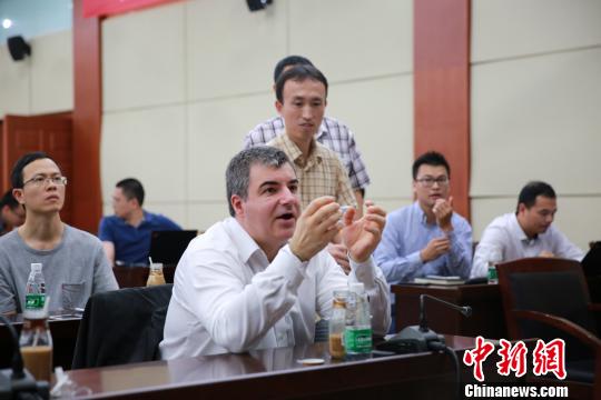开展研讨交流。　曾佳 摄