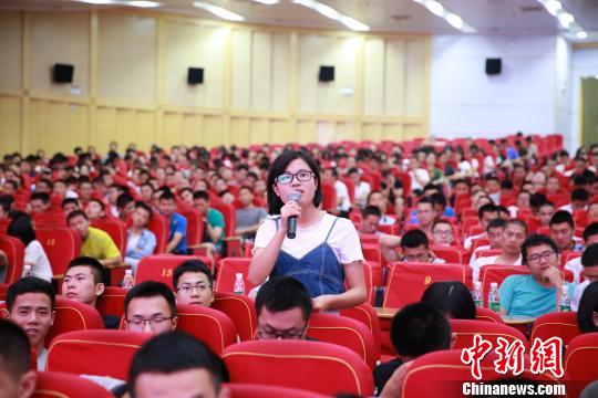 与学生现场互动。　曾佳 摄