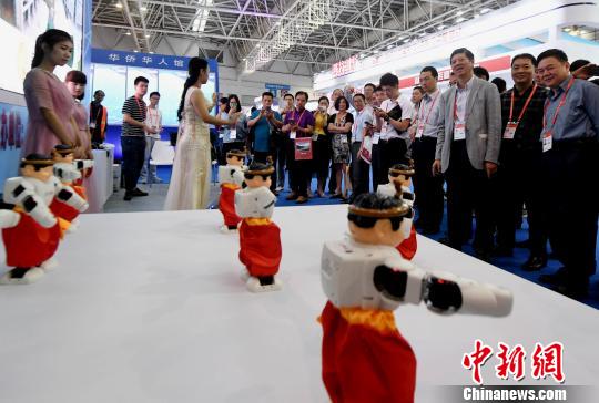 本届中国？海峡项目成果交易会高校成果展区内，机器人拍胸舞吸睛。　刘可耕 摄