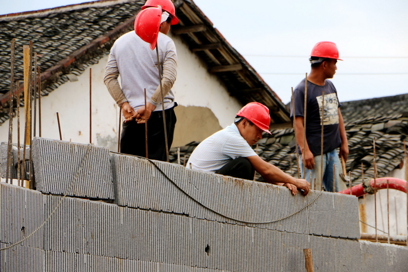 鹿寨：石墨烯新材料助力“危改”