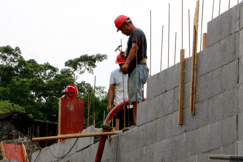 鹿寨：石墨烯新材料助力“危改”