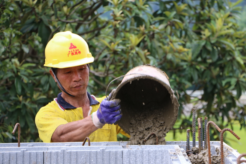 鹿寨：石墨烯新材料助力“危改”