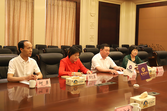 热烈祝贺圣泉集团与华明地板战略合作暨发热地板首发仪式圆满成功