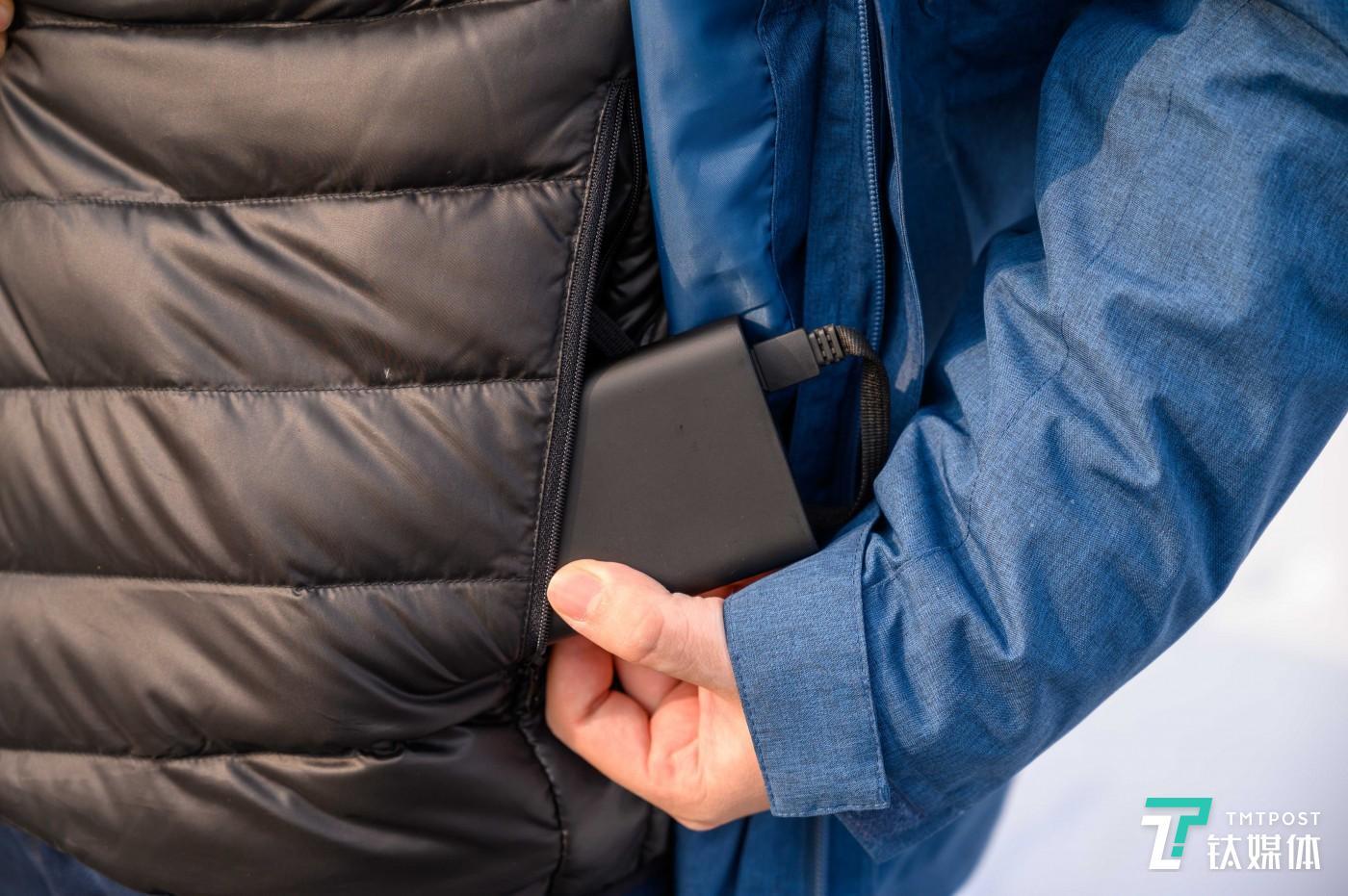 侧兜放入充电宝