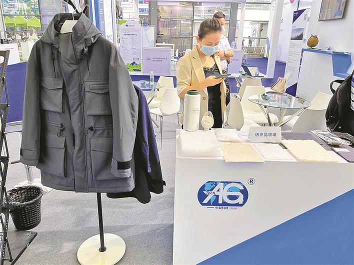 深圳创新成果闪耀高交会 汽车秒变移动影厅 VR能看还能摸