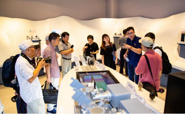 让"太空电梯"成为可能 科创大赛走进石墨烯研究院