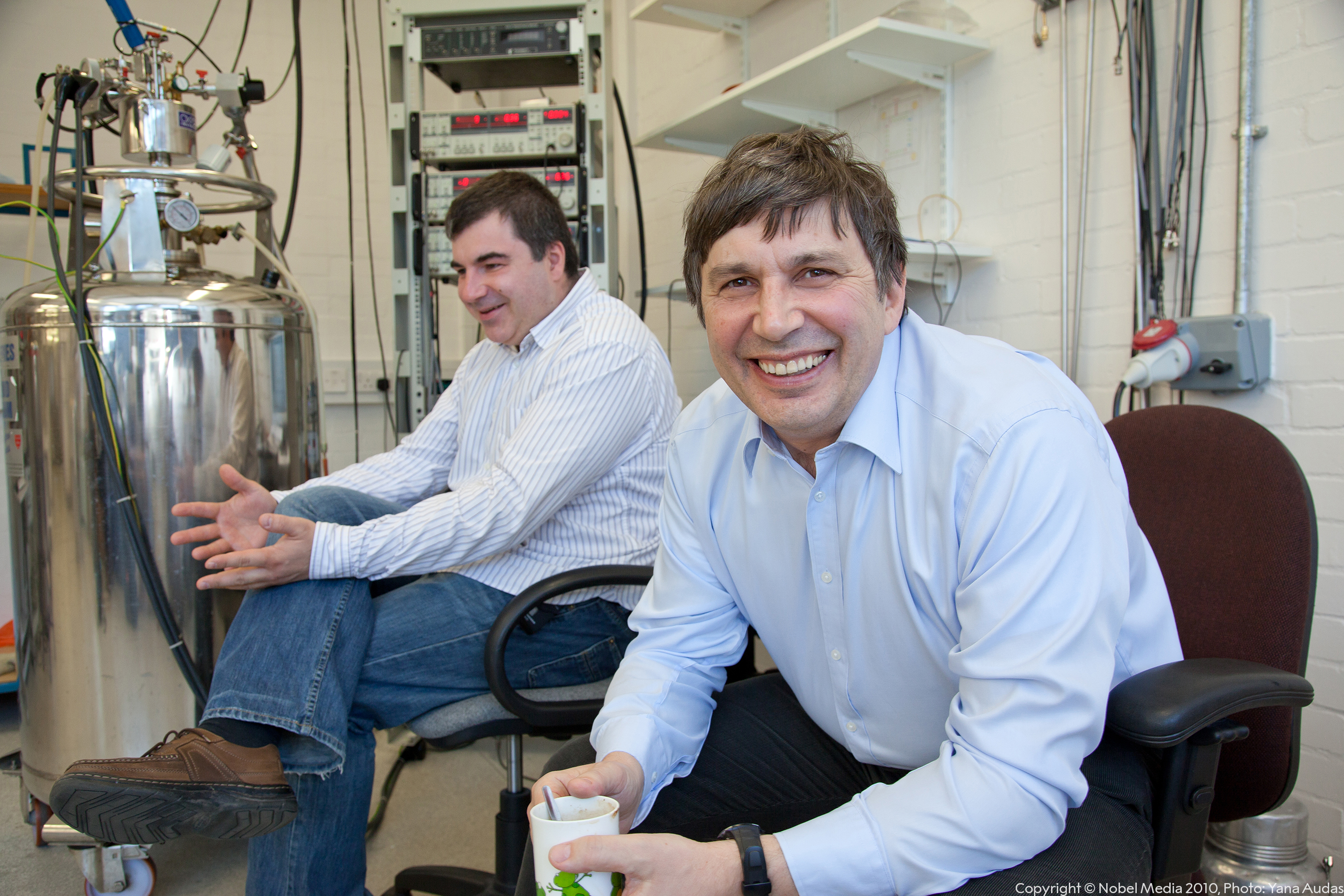 安德烈·盖姆（Andre Geim）与康斯坦丁·诺沃肖洛夫（Konstantin Novoselov）在实验室里。他们共同获得了2010年诺贝尔物理学奖。