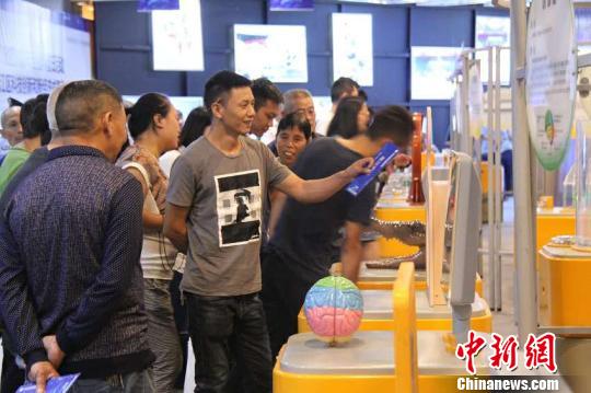 2017年四川省暨成都市“全国科普日活动”主题活动吸引众市民现场体验。　张进春 摄