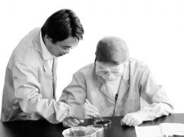 实验室里的张卫珂左