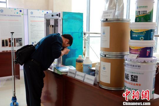 一男子在拍摄石墨烯相关产品。　朱柳融 摄