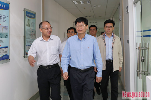 自治区党委常委、自治区人民政府副主席蓝天立来我校考察