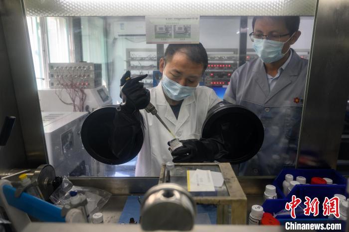 《山西省“十四五”14个战略性新兴产业规划》明确，打造国内领先的碳基新材料产业研发制造基地。　韦亮 摄