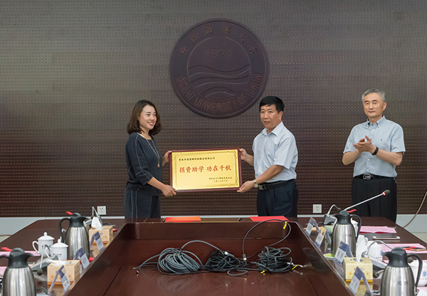 中国海洋大学-青岛华高墨烯科技股份有限公司“新型碳材料联合实验室”揭牌暨捐赠仪式举行