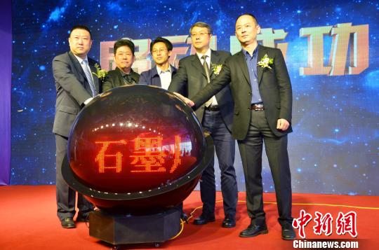 3月31日，中国首条全自动量产石墨烯有机太阳能光电子器件生产线在菏泽启动。　郝学娟 摄