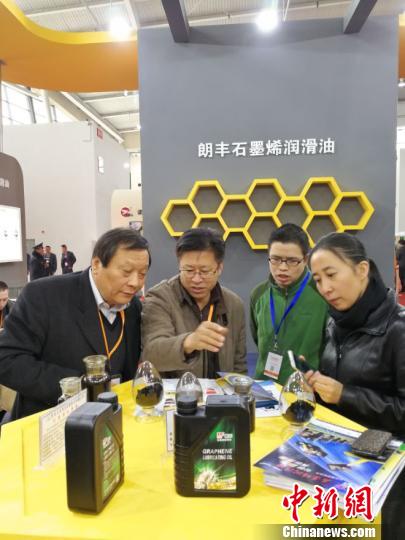 图为“龙江制造”石墨烯润滑油在国内外市场供不应求。(陆铁男摄)
