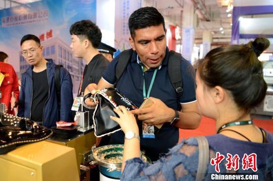 来自“一带一路”沿线国家和地区的专业采购商和买家团云集本届晋江“鞋博会”。　王东明 摄