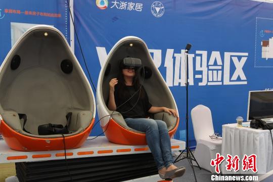 参观者在VR体验区体验。　卢绍庆 摄