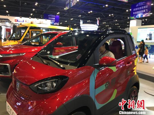图为民众体验广西企业生产的新能源汽车。　陈秋霞 摄