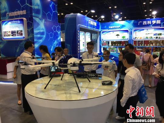 图为展会上的无人机吸引民众围观。　陈秋霞 摄