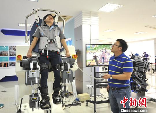 市民体验智能康复设备。　苏萍 摄