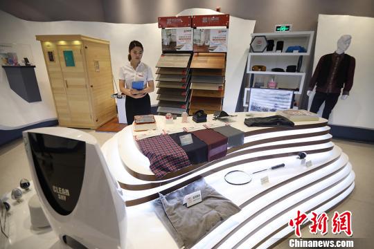 民众参观石墨烯产品陈列馆。　泱波 摄