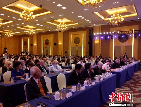 全球近30个国家和地区的约500位新材料界精英人士与会共襄盛举。　杨伏山 摄