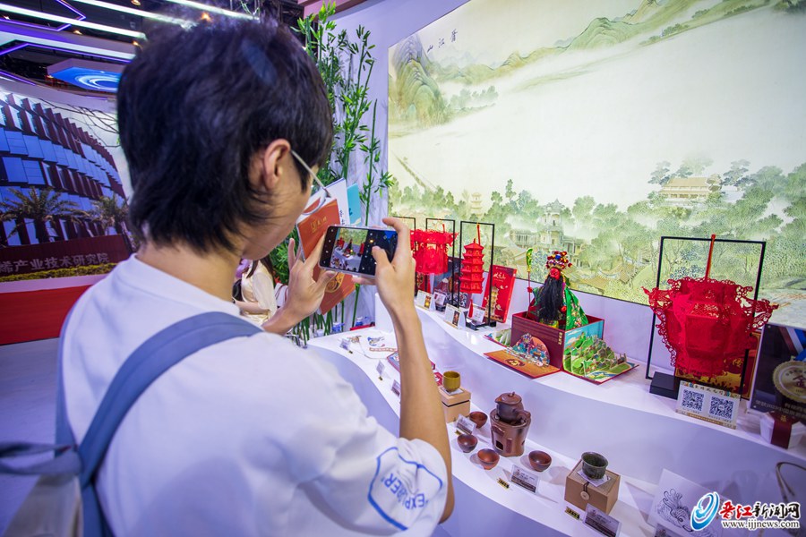 第二十四届中国（晋江）国际鞋业暨第七届国际体育产业博览会开幕