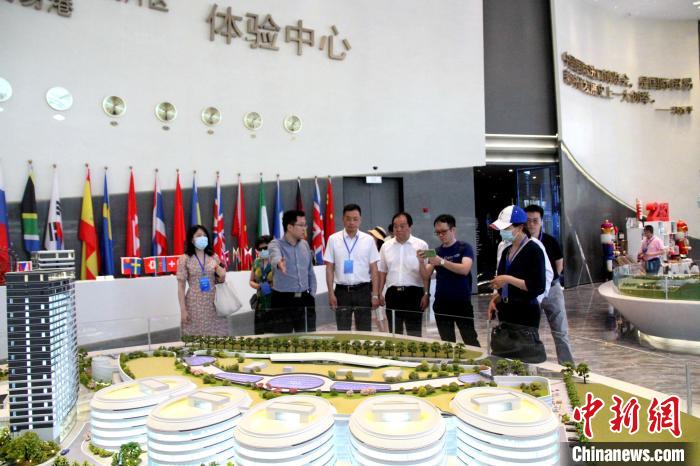 图为，5月29日，海外华文媒体采访团在济南自贸区全球商品贸易港参观、采访。　孙宏瑗 摄