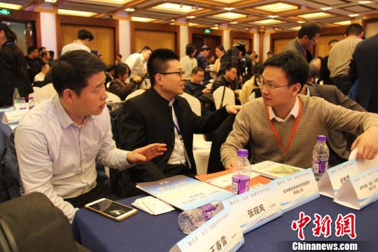 图为廊坊市(北京)投资合作对接会现场企业嘉宾深入交流。　孙泽恒 摄