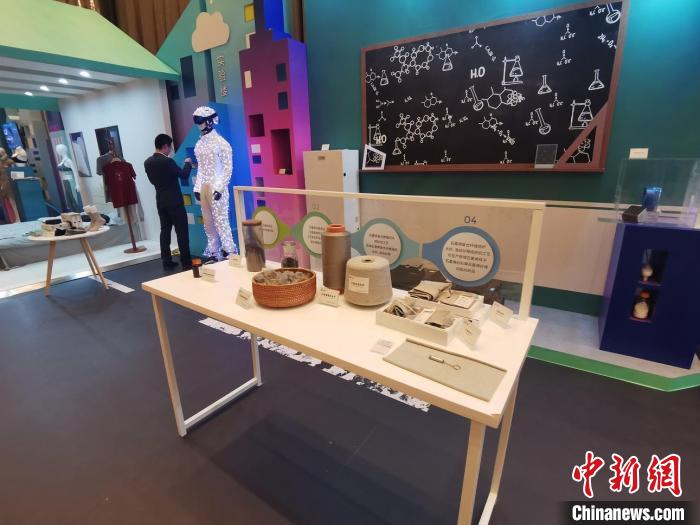 山西将新材料列为转型发展的支柱产业，向新材料产业高端发起冲击。图为华阳集团新材料产品。　高瑞峰 摄