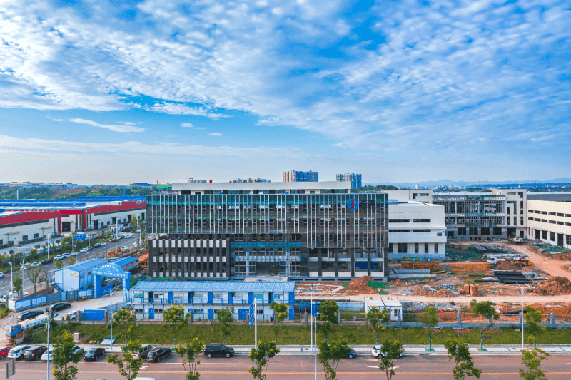 杰维锂电工业设备生产基地项目正在装饰和安装设备。