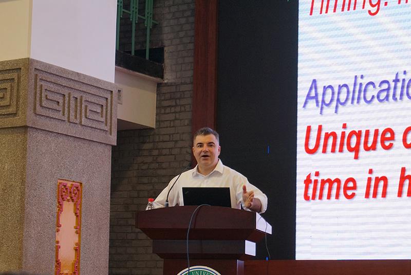 诺贝尔物理学奖得主诺沃肖洛夫爵士来访