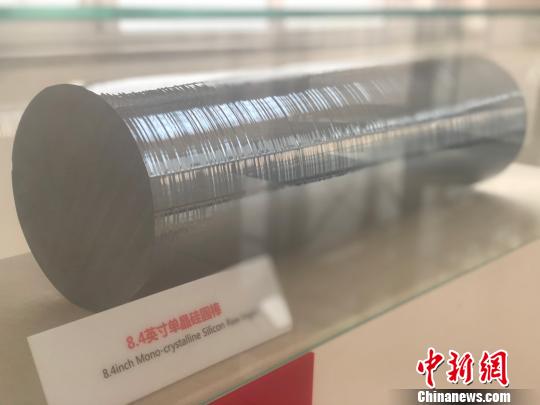 银川隆基硅材料有限公司所生产8.4英寸单晶硅圆棒。　额丽其格 摄
