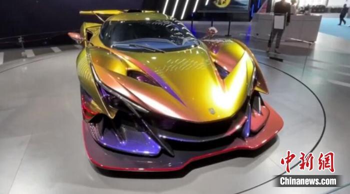 2020年进博会上的“黄金超跑”，这是一款全碳纤维量产超跑。<a target='_blank' href='http://www.chinanews.com/'>中新社</a> 康玉湛 摄。