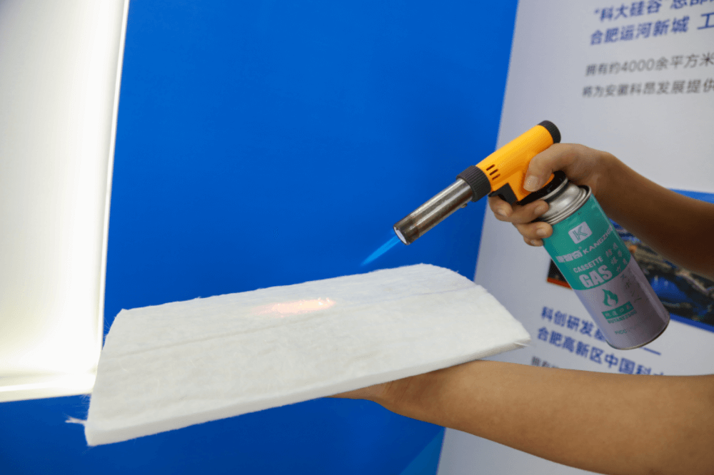 科昂新材料工作人员演示，用高温喷火枪对“毛毡”进行灼烧