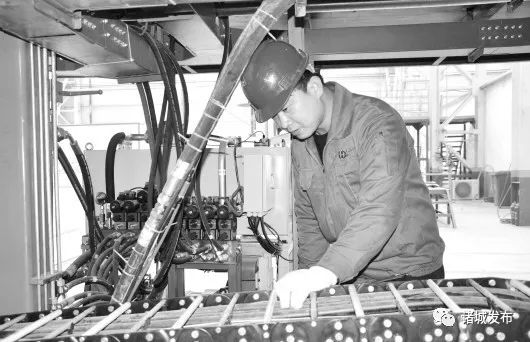 媒体看诸城丨小小石墨烯,开启“双引擎”