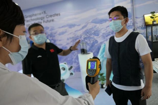 北京房山：石墨烯技术制造液冷服 一线防疫人员查收“清凉”