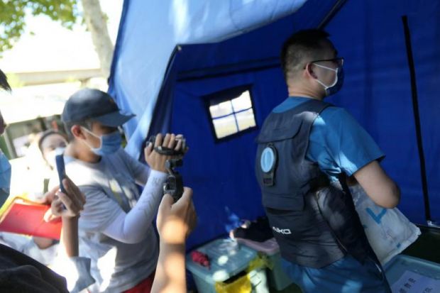 北京房山：石墨烯技术制造液冷服 一线防疫人员查收“清凉”