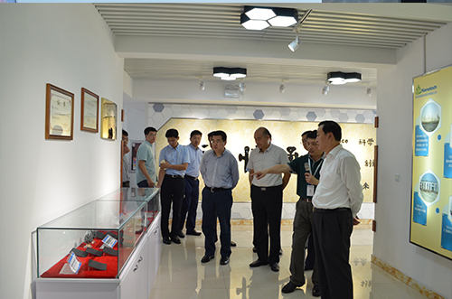 山东省张务锋副省长莅临青岛德通纳米技术有限公司考察指导