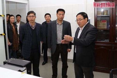 南宁市副市长覃卫国到广西大学调研石墨烯研究及产业化进展情况