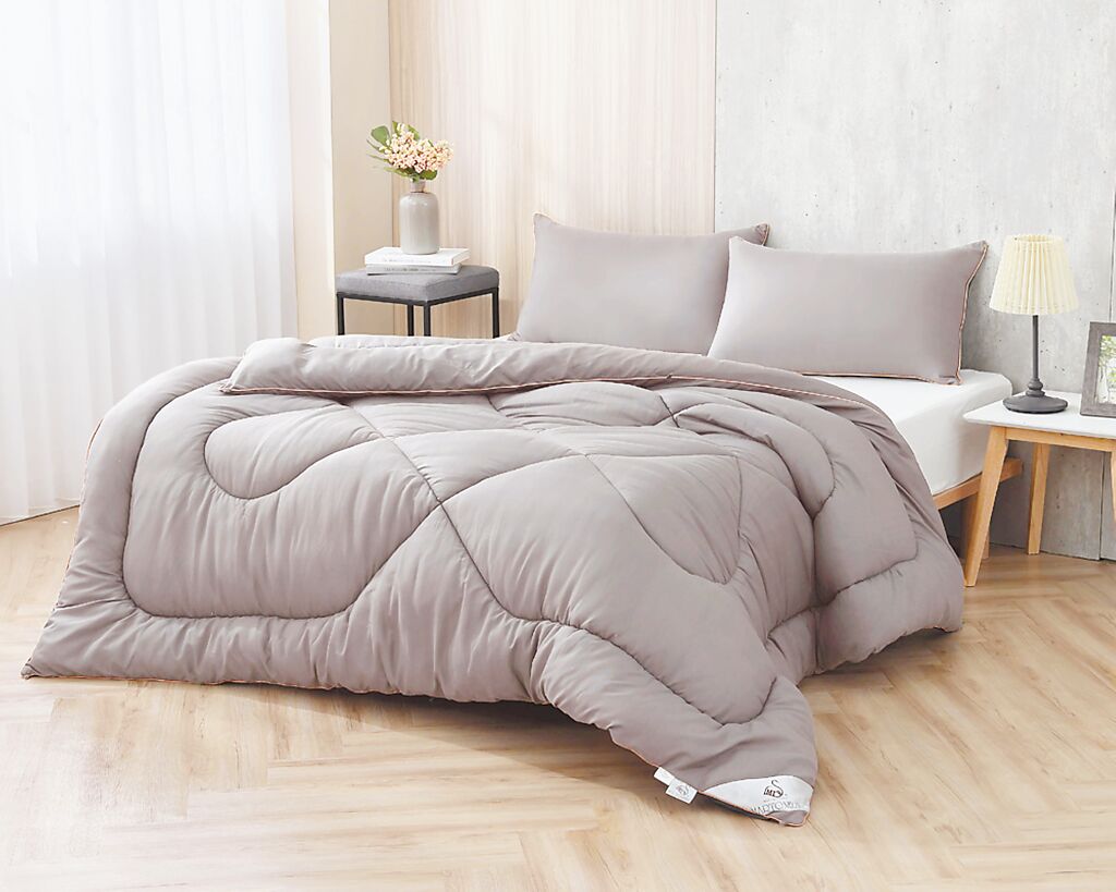 大江购物中心的寝室物语「石墨烯能量双人冬被」原价8800元、特价1580元。（大江购物中心提供）