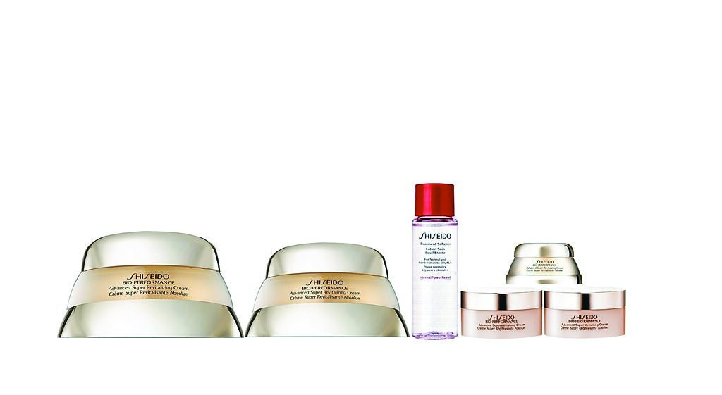 大江购物中心的「资生堂百优精纯组（大+小）」，价值9408元，周庆首5日特价5760元，再赠200元电子现金券。（大江购物中心提供）