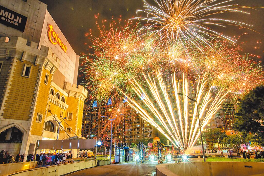 台茂购物中心周年庆全馆满千送百，双十连假也有人气烟火秀吸客。（台茂购物中心提供）