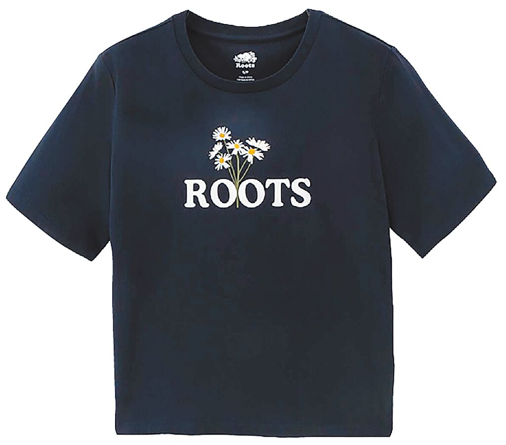 台茂购物中心的ROOTS花卉宽版T恤，原价1880元、特价940元。（台茂购物中心提供）
