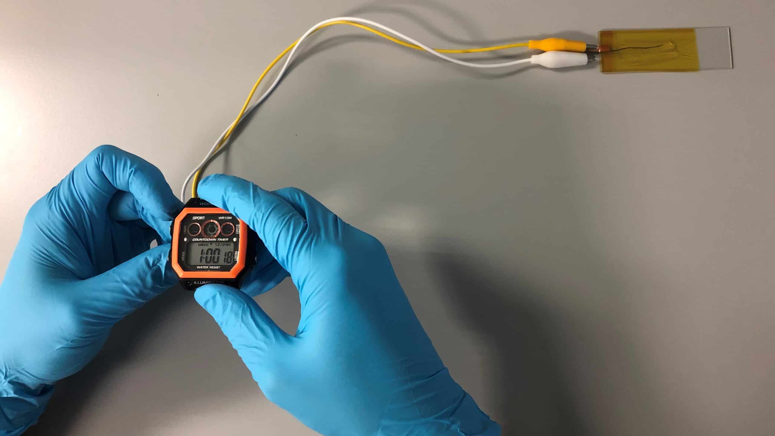 研究人员用纤维形阴极设计电池原型