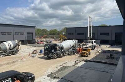 混凝土浇筑图片（CNW Group/Black Swan Graphene Inc）